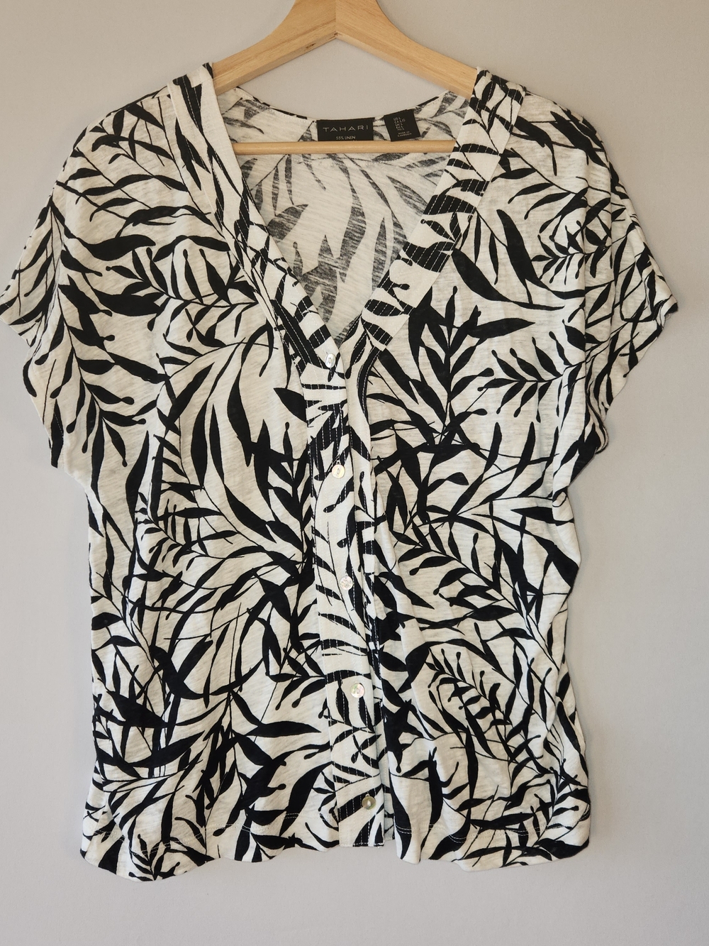 Tahari Black & White Leaf Print Short Sleeve Top Large Linen Vacation